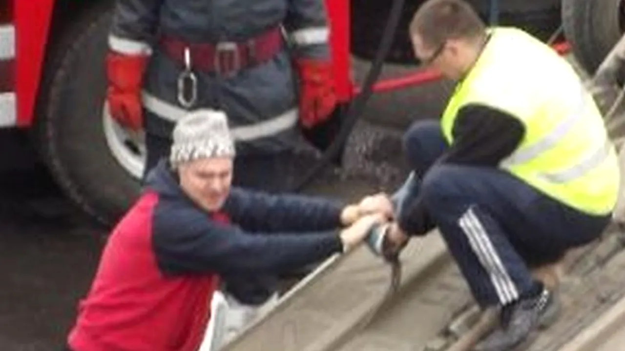 O mașină de Poliție s-a răsturnat în timpul descinderilor la hoții de carburant. FOTO