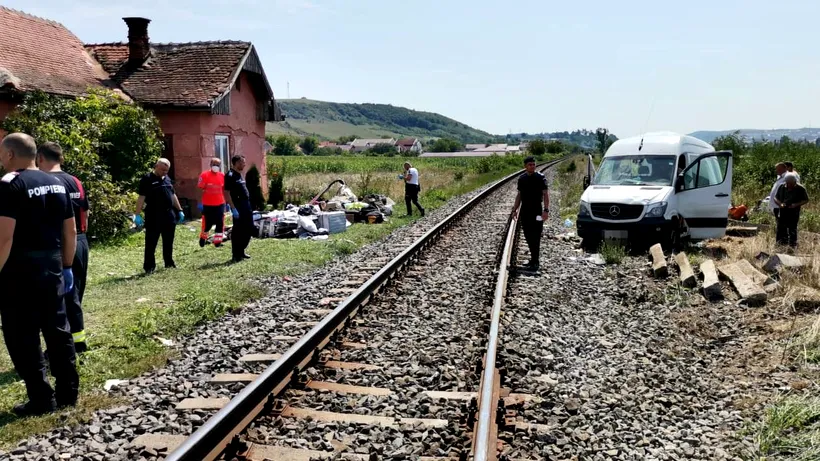 A murit și fetița rănită în accidentul feroviar de la Cluj. Mama sa și-a pierdut viața în aceeași tragedie, după ce microbuzul care le aducea din Italia a fost lovit de tren