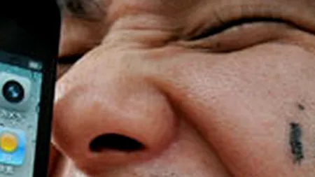 Doi din trei oameni se tem să nu își piardă telefonul mobil, iar 75% își iau gadgetul după ei în baie. STUDIU