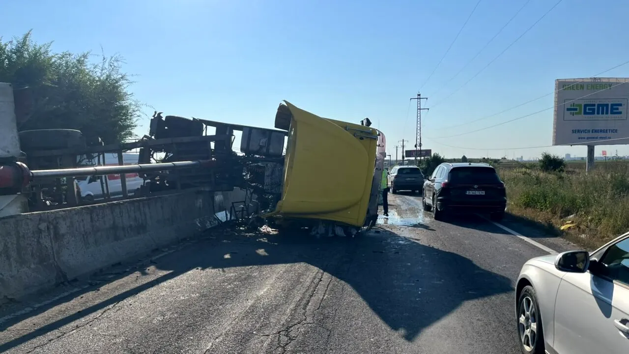 Un TIR s-a răsturnat pe DN 1. Traficul este blocat pe sensul de mers către Brașov
