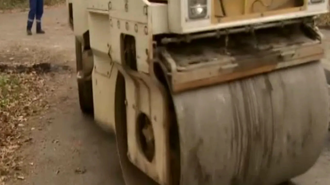 Șoferi cercetați după ce au distrus un drum cu un concasor de peste 64 de tone