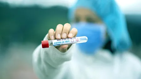 ACUZAȚII. PMB: „Ministerul Sănătății interzice Primăriei Capitalei să testeze în mod gratuit bucureștenii, în schimb încurajează testarea lor de către o firmă privată, pe bani mulți”