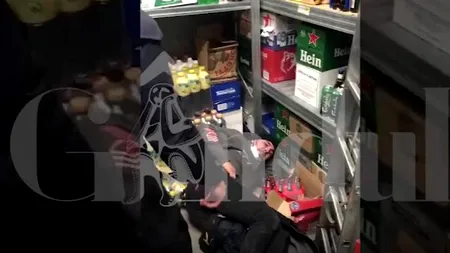 Bărbatul bătut cu lopata într-un magazin din București, furase trei roți de cașcaval. Agenții de pază sunt cercetați pentru purtare abuzivă