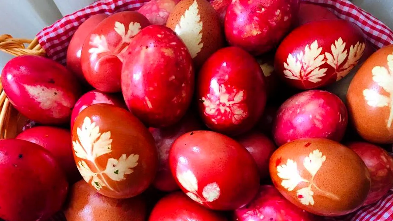 Rețetă de Paște veche de 100 de ani | Cum se vopesc ouăle cu coji de ceapă, de fapt