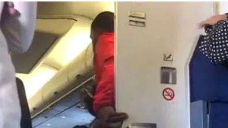 Moment stânjenitor pentru doi îndrăgostiți care au ieșit împreună din toaleta avionului: „Am așteptat zece minute la coadă. Așa ceva nu am mai văzut