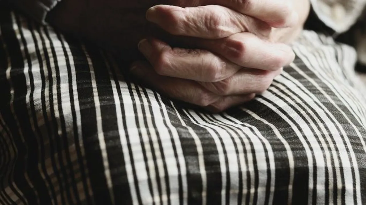 Bărbat din Alba, trimis în judecată după ce şi-ar fi omorât în bătaie mama şi apoi a fugit din ţară