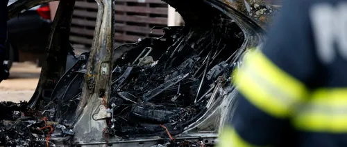 UPDATE: FOTO-VIDEO - Incendiu puternic într-un cartier exclusivist al Capitalei. Un Mercedes a luat foc, iar flăcările s-au extins la o altă mașină și la un bloc / Ultima revizie a fost făcută acum trei zile / Mașina a fost cumpărată de la finul lui Remus Truică în august