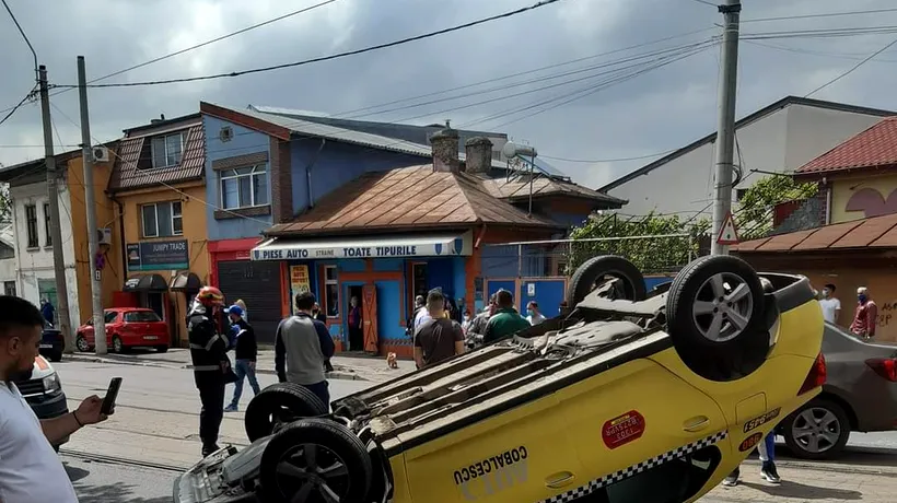 Accident în Capitală. Un taxi s-a răsturnat în cartierul Ferentari din sectorul 5 (FOTO)