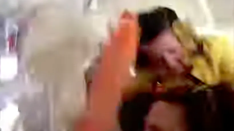 Scene de groază la bordul unui avion: Turbulențele au aruncat o stewardesă în plafonul aeronavei - VIDEO