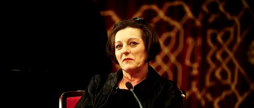 Câștigătoarea premiului Nobel pentru Literatură, Herta Müller, apare într-o imagine care face încojurul lumii. Semnul pe care li-l arată regimurilor totalitare