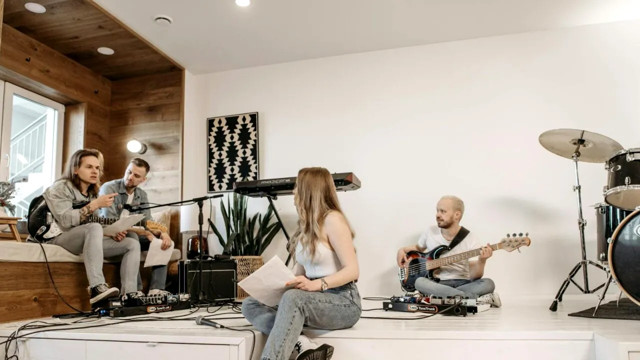 (P) 10 motive sa înveți sa canti la un instrument muzical