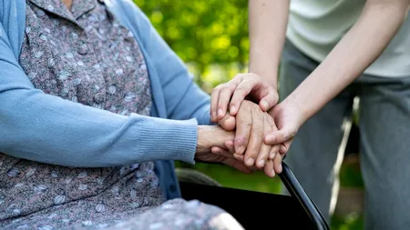 Badantă româncă din Italia, CONCEDIATĂ după o petrecere de pomină în toiul nopții cu amantul chiar în casa bătrânei pe care o îngrijea