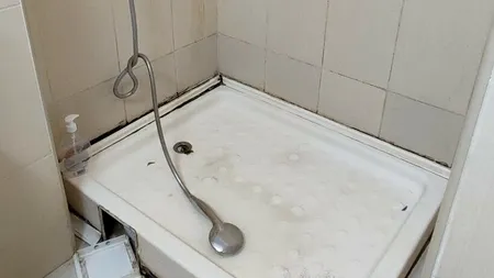 Mizeria de nedescris găsită de o familie într-un hotel dintr-o stațiune de pe litoral | ”Cameristele duc gunoiul când își aduc aminte”