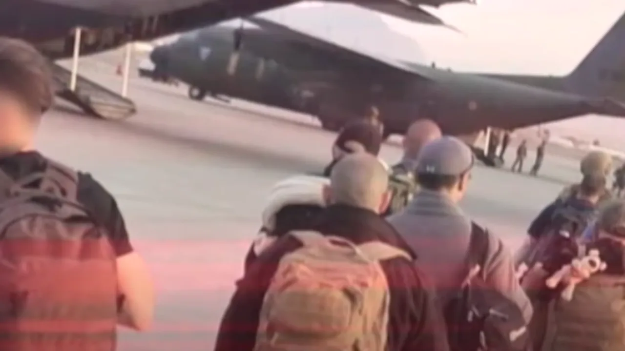 Povestea evacuării celor 14 români din Kabul: „Le-am lăsat talibanilor peste 400 de puști de asalt”