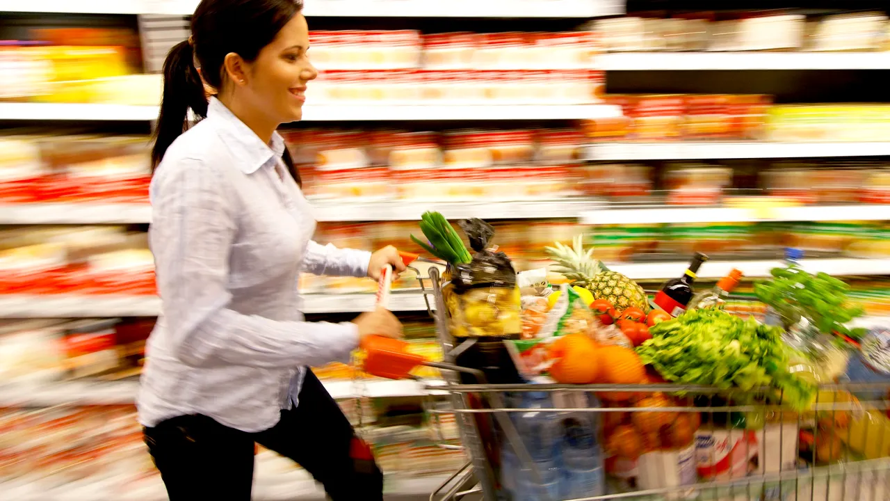 Prețuri EGALE, venituri MAI MICI: Românii dau cei mai mulți bani pe MÂNCARE din UE