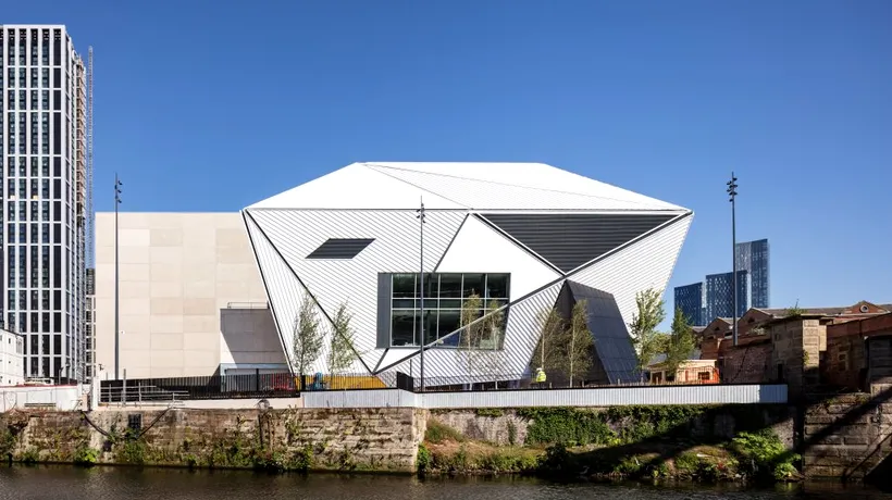 Creații gonflabile Kusama, la deschiderea celui mai scump centru de artă din Regatul Unit din ultimii 20 de ani