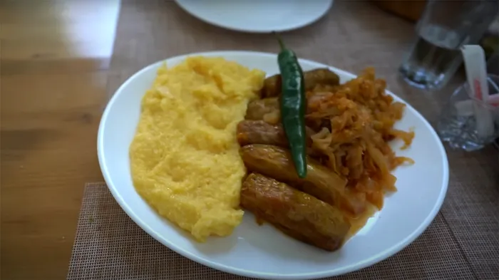 Cum a REACȚIONAT turista britanică din imagine, după ce a mâncat sarmale cu mămăliguță în România: „Au gust de...”