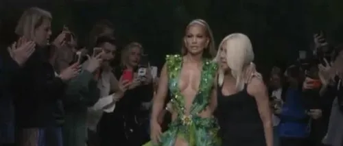 Jennifer Lopez a fost vedeta defilării Versace. Cum arată cântăreața la 50 de ani - VIDEO