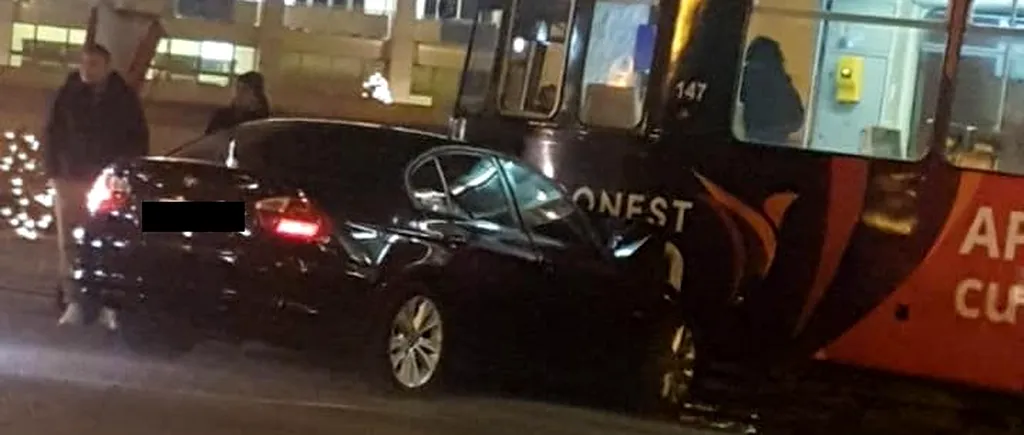 Noi probleme în trafic. Un BMW a intrat într-un tramvai în Iași