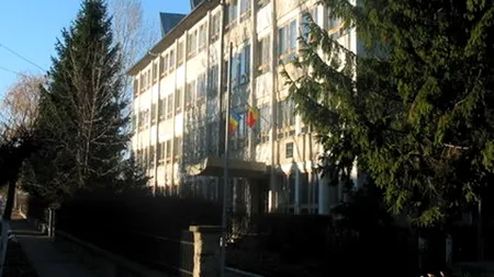 Elev de clasa a X-a, bătut cu pumnii de un coleg de clasa a XI-a, pe holul unui liceu din Rădăuți