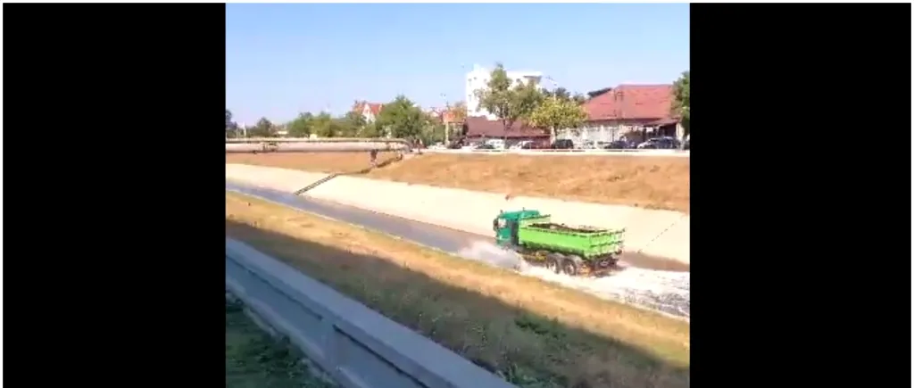 VIDEO: Un camion evită o intersecție aglomerată din Iași mergând prin albia unui râu