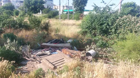 Tone de GUNOAIE sunt aruncate pe calea ferată, în județul Dolj. Inclusiv canalizarea este deversată printre șine