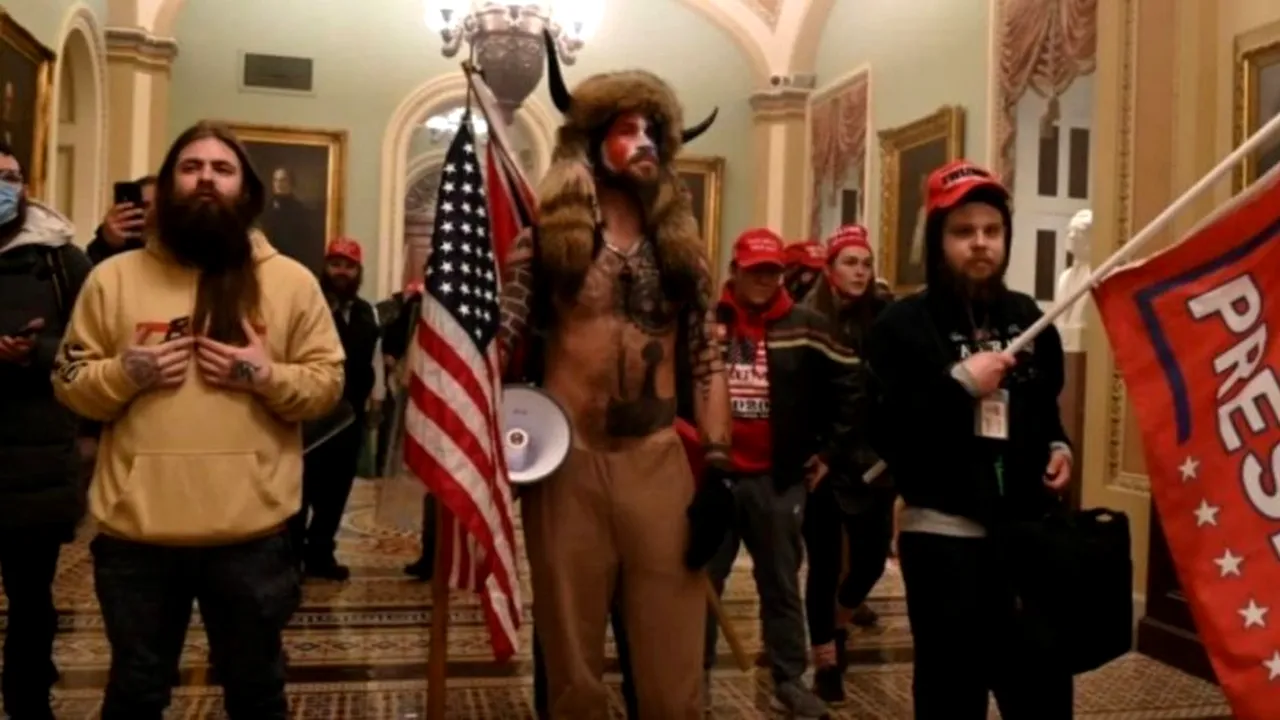 Celebrul protestatar dezbrăcat și cu coarne de la Capitoliu a fost arestat! „Acest individ era înarmat cu o lance de doi metri lungime, cu un drapel american ataşat chiar sub lamă” / Cine este Jake Angeli