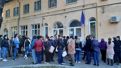 Protest la un spital din Craiova | Angajații, nemulțumiți că le vor fi reduse sporurile: Un asistent medical face munca pentru 7-8 norme iar legea prevede altceva - VIDEO 