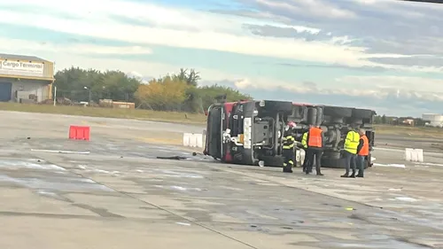 UPDATE - FOTO - O mașină de pompieri s-a răsturnat pe platforma Aeroportului Otopeni / Nu sunt persoane rănite