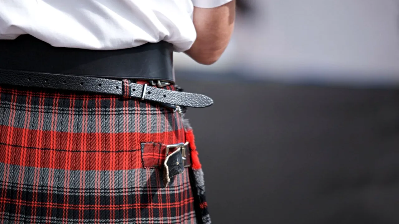 Un bărbat îmbrăcat în KILT scoțian a intrat într-un magazin de antichități. Ce a urmat pare ireal