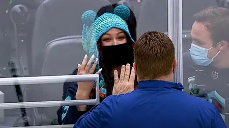 O studentă româncă a devenit eroină în lumea sportului după ce i-a salvat viața antrenorului echipei Vancouver Canucks. Cum a reușit să-l avertizeze