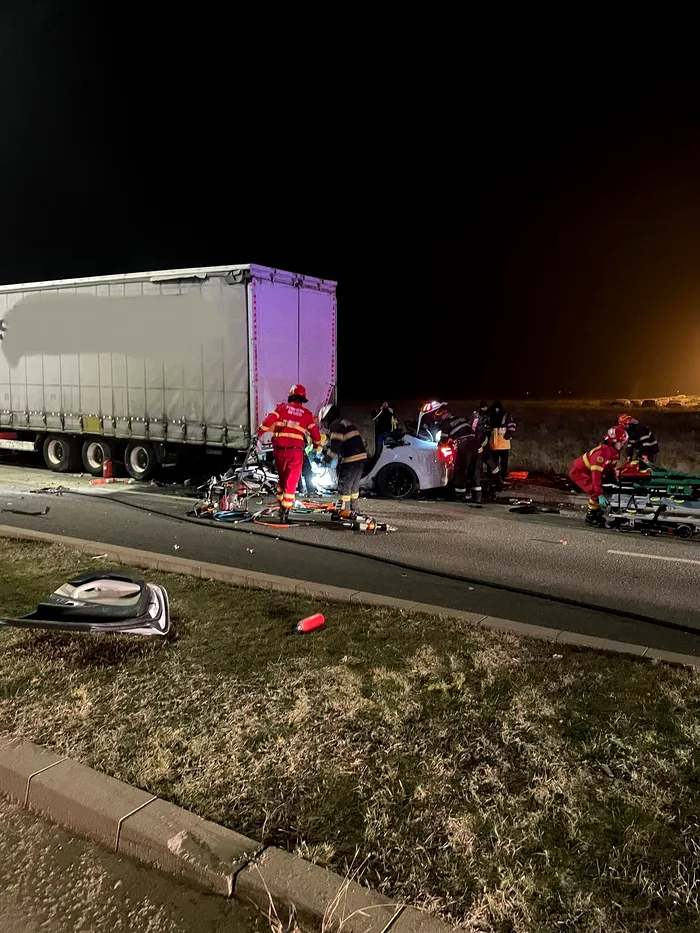 FOTO - Accident îngrozitor în Sibiu. Doi tineri și-au pierdut viața. Alţi doi sunt în stare gravă / Șoferul a pierdut controlul mașinii și a intrat într-un tir parcat pe marginea drumului / Sursa foto: ISU Sibiu