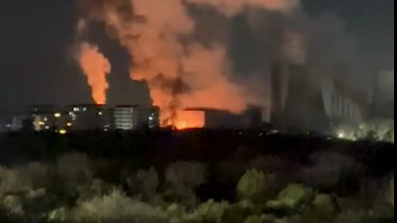 Incendiu de proporții la C.E.T Vest în București. Pompierii intervin cu 10 autospeciale. Arafat: Ard 30 de tone de ulei