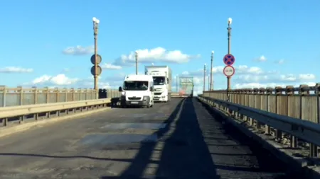 Noi restricții la circulația pe Podul de la Giurgiu. CNADNR recomandă șoferilor să treacă cu bacul în Bulgaria