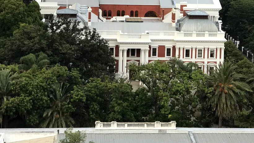 A reizbucnit incendiul produs la sediul Parlamentului Africii de Sud din Cape Town. Clădirea are o vechime de 130 de ani