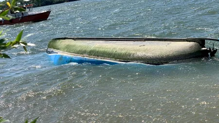 UPDATE. Barcă răsturnată în Dunăre, la intrarea în Sulina. Conducătorul ambarcațiunii, în care se aflau 12 persoane, a fost găsit înecat