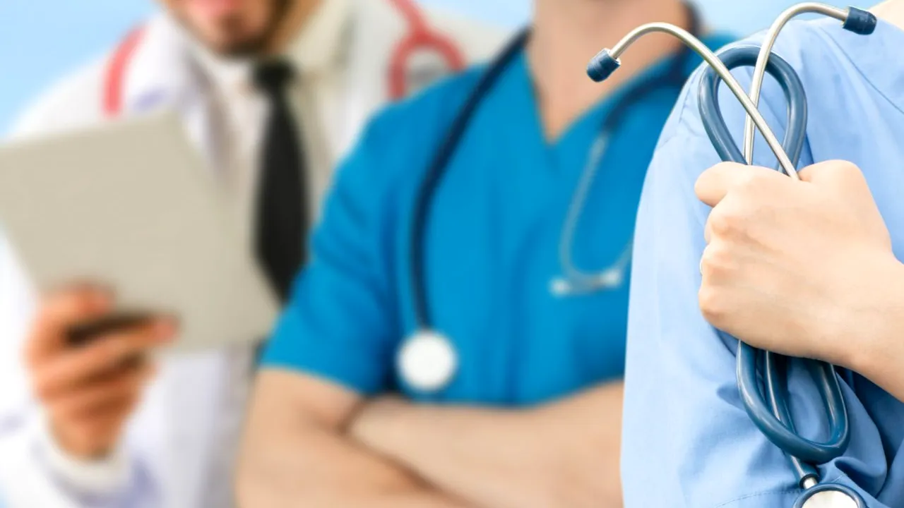 Colegiul Medicilor reacționează la „scrisoarea anti-restricții” semnată de mai mulți medici și farmaciști: Cine instigă ar putea rămâne fără dreptul de a profesa!