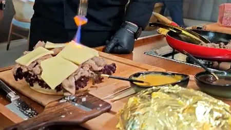 Cel mai scump burger din lume, prezentat la Cluj. Cum arată, ce ingrediente conține și cine a primit cadou primul burger de 6.200 de euro - FOTO
