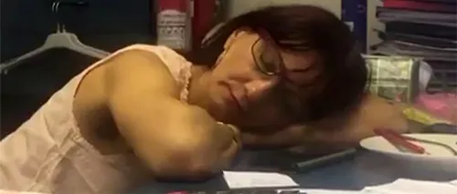 VIDEO | Șefă de la teatrul din Târgu Jiu, filmată în timp ce dormea cu capul pe birou. Ce salariu avea