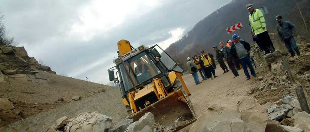 Circulația pe DN 10 este BLOCATĂ din cauza unor bolovani căzuți pe șosea