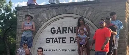 O familie acuză o tânără topless că le-a distrus o poză dintr-o călătorie - FOTO, VIDEO
