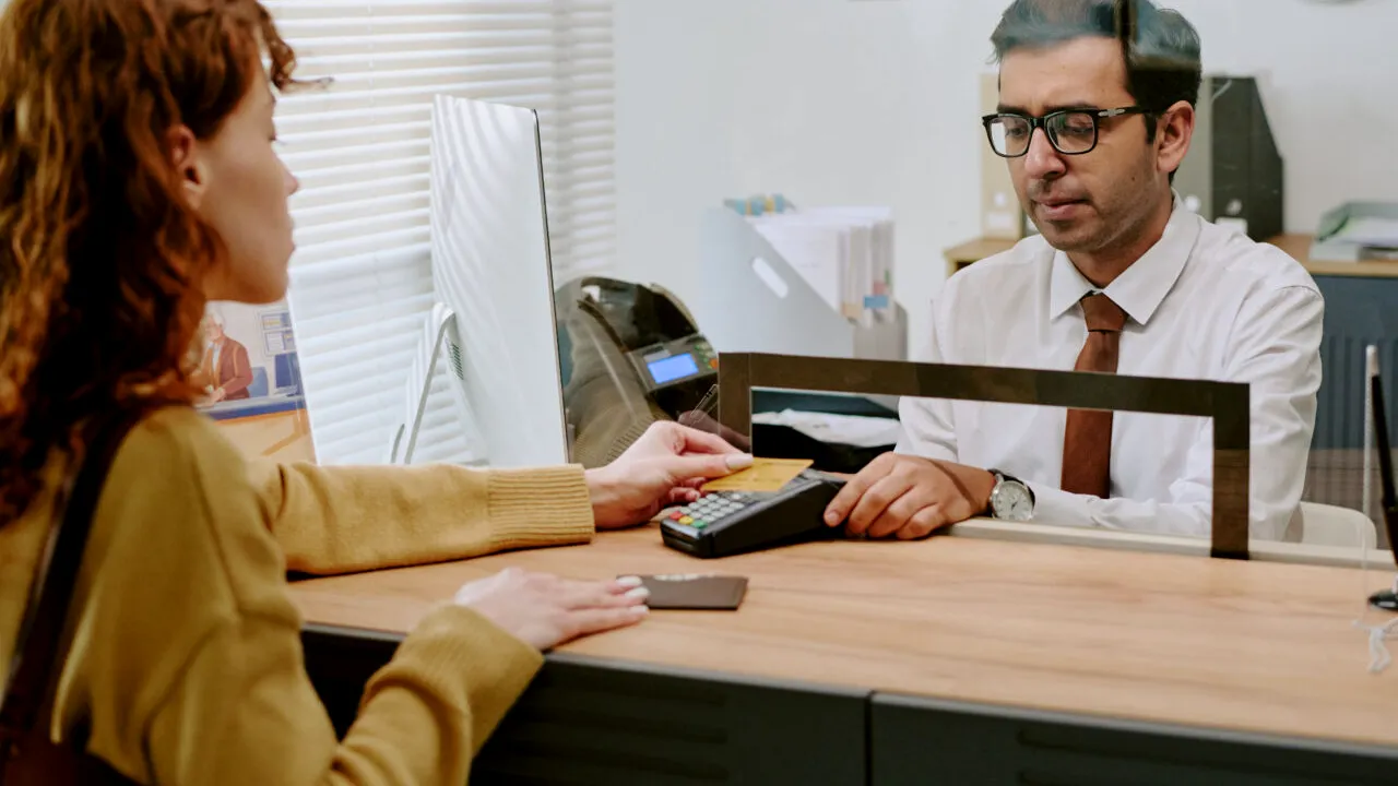 Care este salariul minim ca un român să poată accesa un CREDIT de 10.000 de euro, pe o perioadă de 5 ani. Cât ar plăti rata lunară