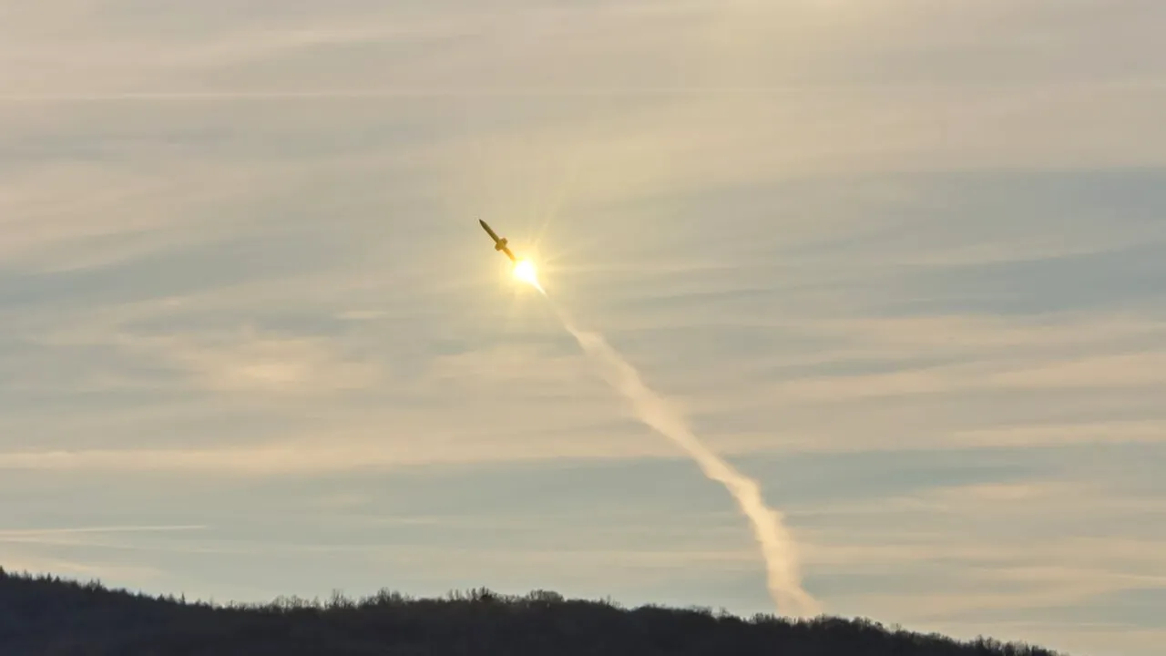 Ministerul Apărării neagă informația potrivit căreia o RACHETĂ rusească ar fi pătruns în spațiul aerian al României