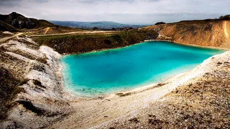 PEISAJ TOXIC. Pericolele care se ascund în apele turcoaz ale acestui lac