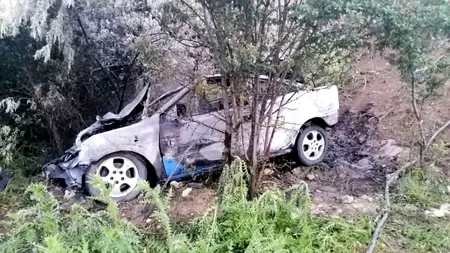 Cinci tineri care mergeau la mare, la un pas să ardă de vii. Mașina în care se aflau a căzut într-o râpă și a luat foc, la Agigea (FOTO-VIDEO)