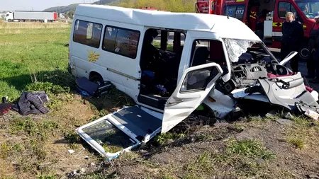 Un microbuz cu 10 elevi la bord a fost implicat într-un accident, după ce șoferul a adormit. Bilanț: 5 răniți, din care doi sunt în stare gravă - FOTO / VIDEO