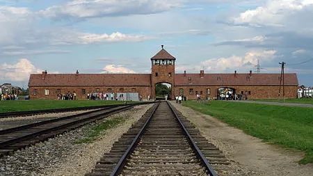 Doi turiști olandezi, reținuți pentru salutul nazist în fața porților lagărului de la Auschwitz-Birkenau