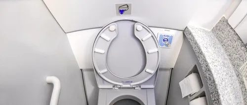 VIDEO - Ce se întâmplă când tragi apa la toaleta avionului. Un pilot explică unde ajung deșeurile