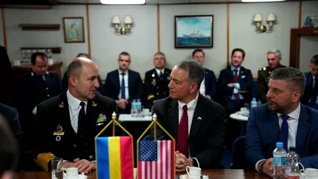 Ambasadorul SUA în România, la bordul fregatei „Regina Maria” a Marinei Române. Darryl Nirenberg a participat la o demonstrație militară