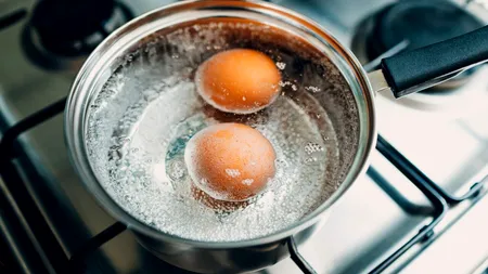 Metoda eficientă prin care să decojești ouăle fierte tari. Trucul a fost dezvăluit de un chef internațional